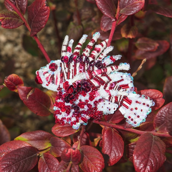 Red Vine Lionfish Brooch - Picture 2 of 5